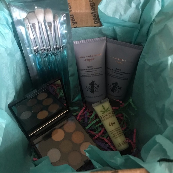 Deluxe Mystery Beauty Box 💋PRICE FIRM💋 - Picture 2 of 7